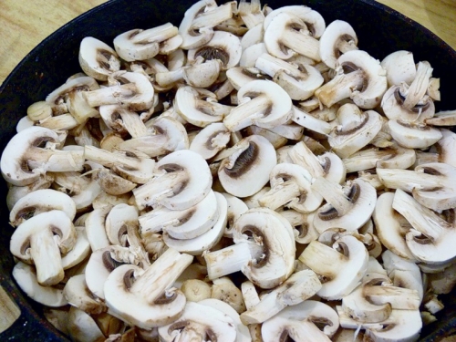 підсмажимо цибулю і гриби