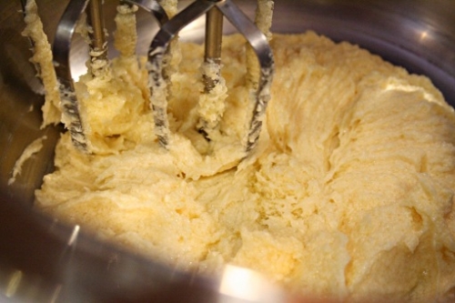 збиваємо масло з цукровим піском