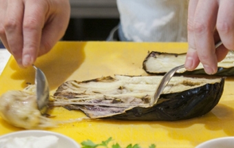 соскабливаем м'якоть з баклажана