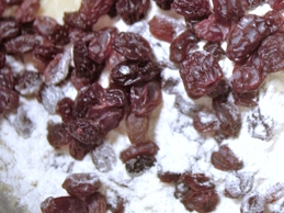 обвалюємо в борошні родзинки