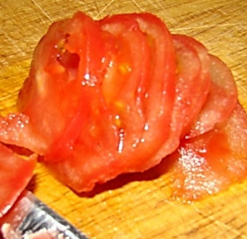 нарізаємо помідори