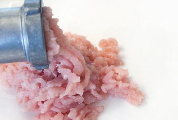 Пропускаємо через м'ясорубку інгредієнти