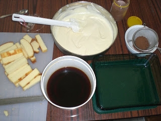 нарізаємо на смужки бісквітний корж