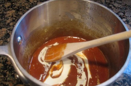 додаємо в ємність з вершковим маслом коричневий цукор і вершки