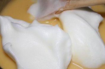 З'єднуємо білкову піну з вершковою масою