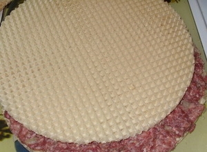 Розподіляємо фарш по коржу