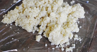 Викладаємо тісто на плівку