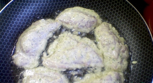 викладаємо обсмажуватися шматочки м'яса