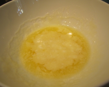 перемішуємо цукор з олією