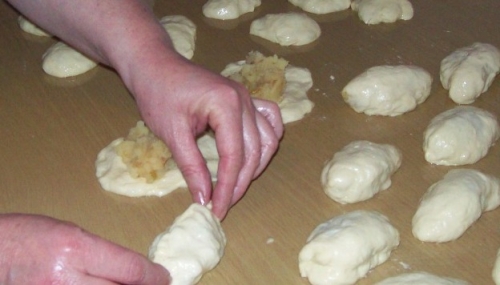 начиняємо пиріжки