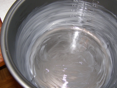 Змащуємо форму для випічки