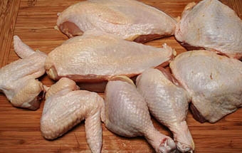 промиваємо курячі шматочки під водою