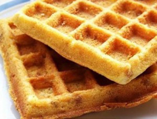 подаємо сирні вафлі.