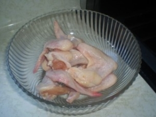 промиваємо курячі крильця