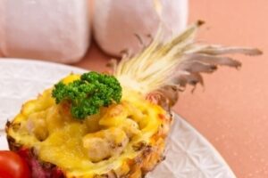 Ананаси, фаршировані курячим філе і запечені під сиром