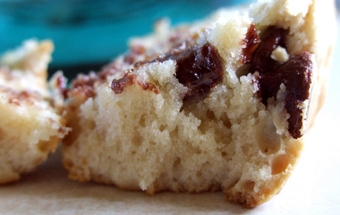 шматочок кексу на мінеральній воді