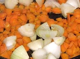 смажимо моркву з цибулею