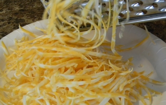 натираємо сир на тертці