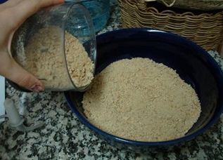 крихти з печива пересипаємо в миску