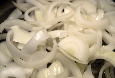 нарізаємо цибулю кільцями