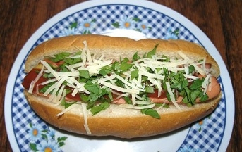 Готовий і смачний домашній хот-дог