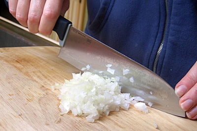 дрібно рубаємо цибулю