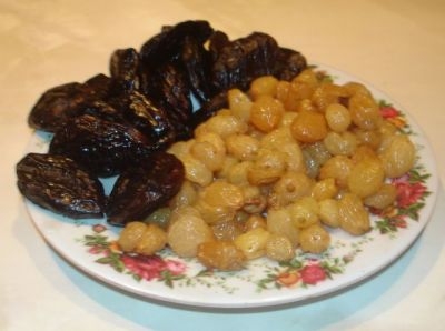 набряклі чорнослив і родзинки