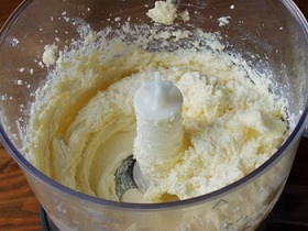Збиваємо сир і масло