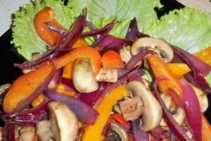 Гарячий салат з грибами