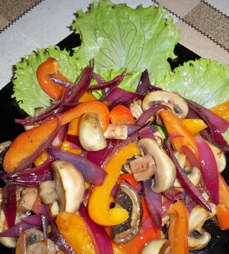 Гарячий салат з грибами готовий!