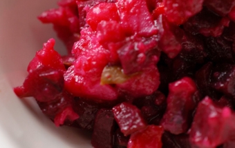 перемішуємо всі інгредієнти для вінегрету староруського