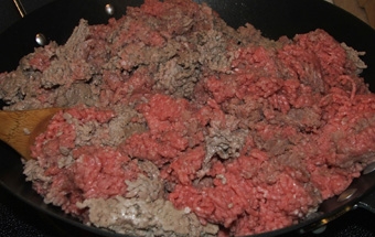 тушкуємо фарш з цибулею