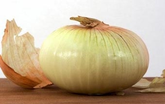 очищаємо цибулю від лушпиння