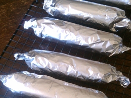 загортаємо ковбаску у фольгу