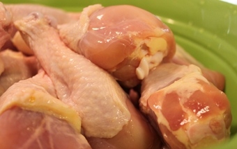 промиваємо під водою курячі гомілки