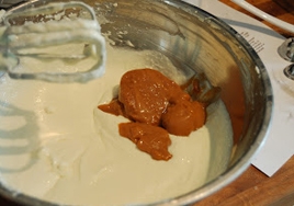 перемішуємо абрикосовий джем з сирною масою