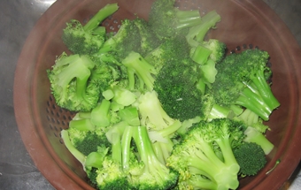 викладаємо брокколі в друшляк