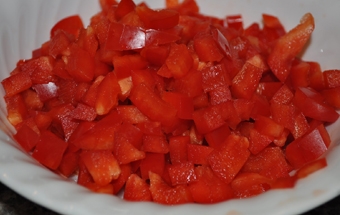 ріжемо на квадратики болгарський перець