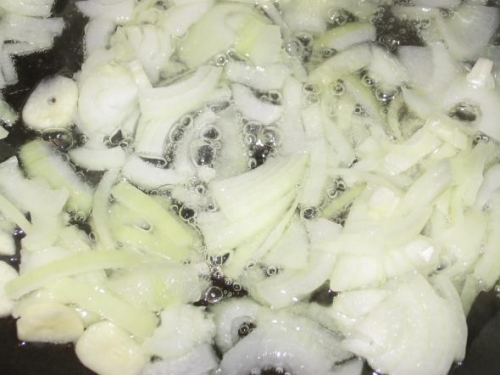 Обсмажуємо цибулю