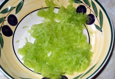 Подрібнюємо огірок на тертці