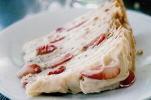 Полуничний млинцевий торт