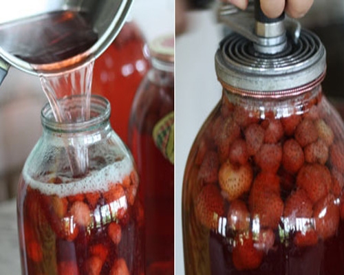 сироп в банку з малиною та полуницею