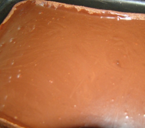 покриваємо корж глазур'ю