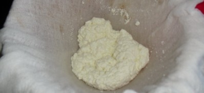 проціджуємо і віджимаємо сирну частина