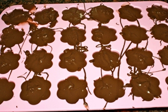 розливаємо молочний шоколад у формочки