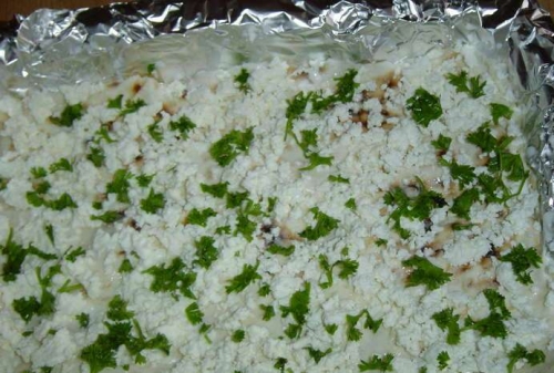 викладаємо сир і зелень