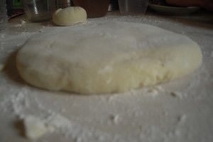 розкатаний пласт тіста 