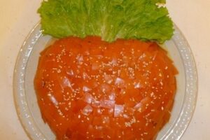 Салат "Гостра полуничка"