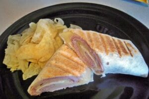 Рулет з лаваша з шинкою і сиром