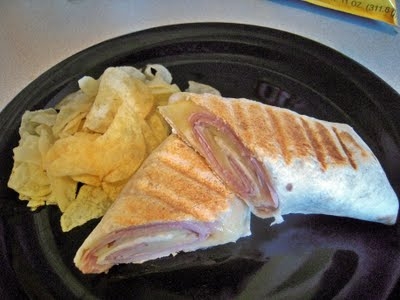 рулет з лаваша з шинкою і сиром